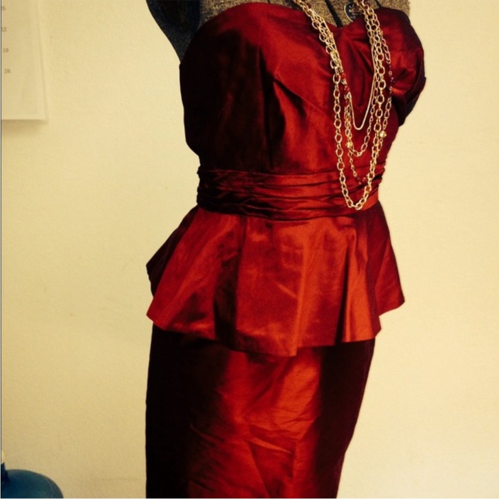 STUNNING PEPLUM SHEATH DRESS - Picture 3 of 4